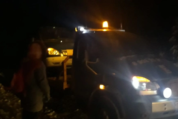 На свердловской трассе спасли семью, замерзающую возле машины в -30