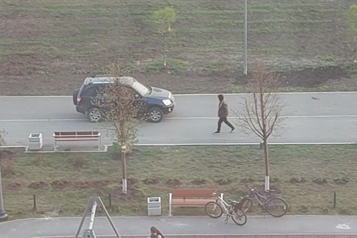 В Академическом женщина проехала по тротуару, где гуляют с детьми