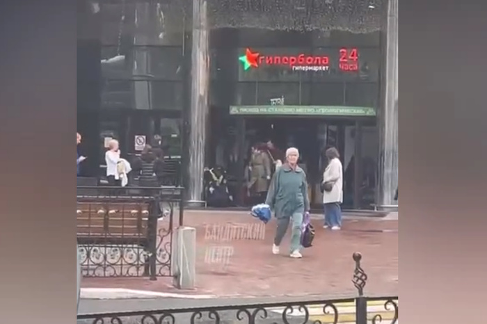 В центре Екатеринбурга охранники ТРЦ скрутили странного мужчину