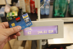 Visa и MasterCard прекратили обслуживать еще два банка