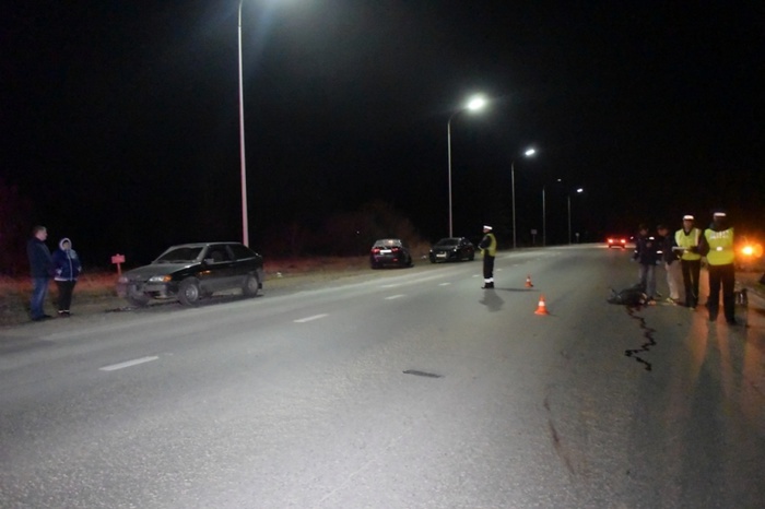 Лежащий на дороге мужчина погиб под колесами ВАЗа на Полевском тракте