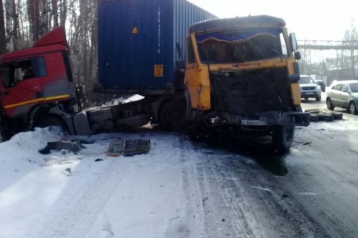 На Егоршинском подходе столкнулись два грузовика и три легковушки