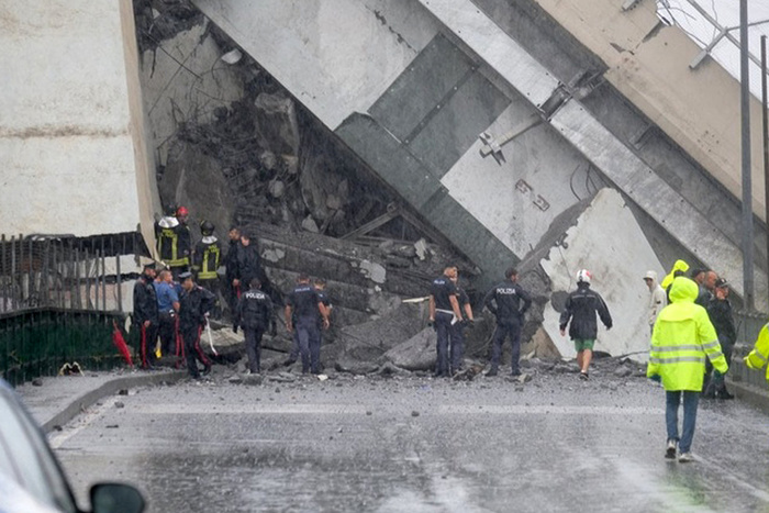 Опубликовано видео обрушения автомобильного моста в Генуе