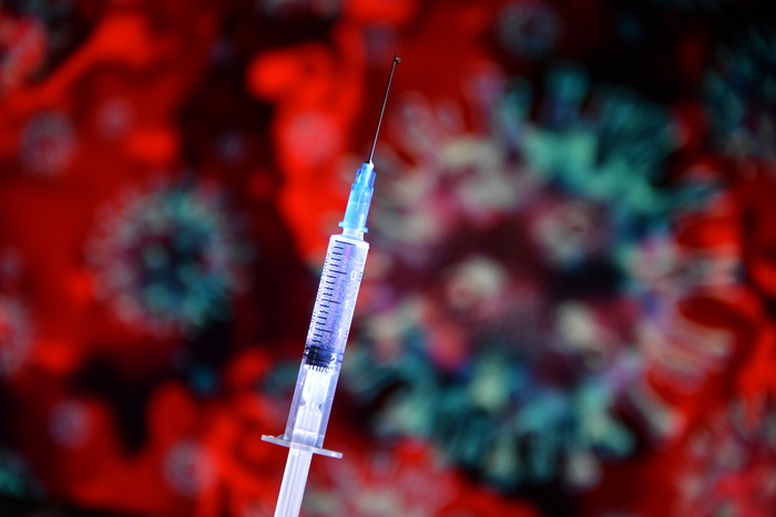 Инфекционист назвал первых кандидатов на вакцинацию от коронавируса
