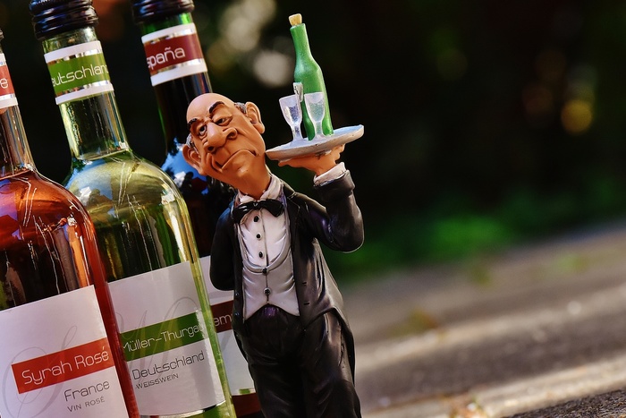 Во Франции неизвестные украли вина на 350 тыс. евро и швыряли в преследователей бутылками