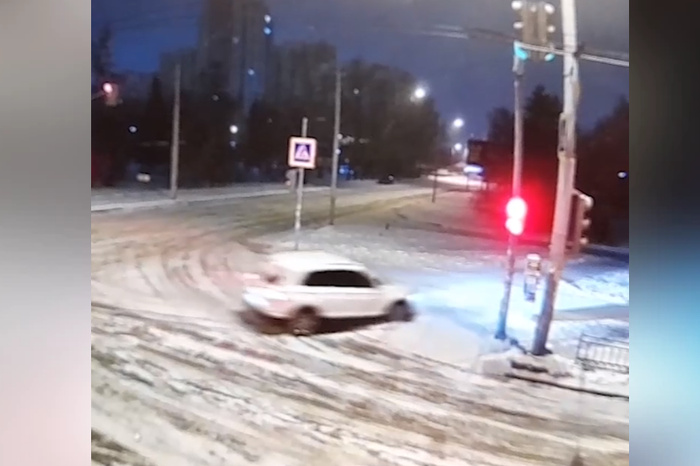 В Екатеринбурге легковушка сломала светофоры и быстро уехала