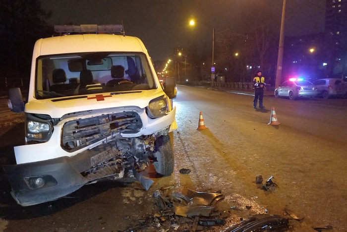 В Екатеринбурге машина скорой попала в жёсткое ДТП