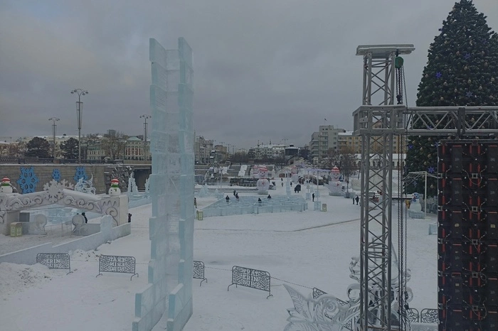 Ледовый городок в Историческом сквере в Екатеринбурге готовится к закрытию ледовым штурмом