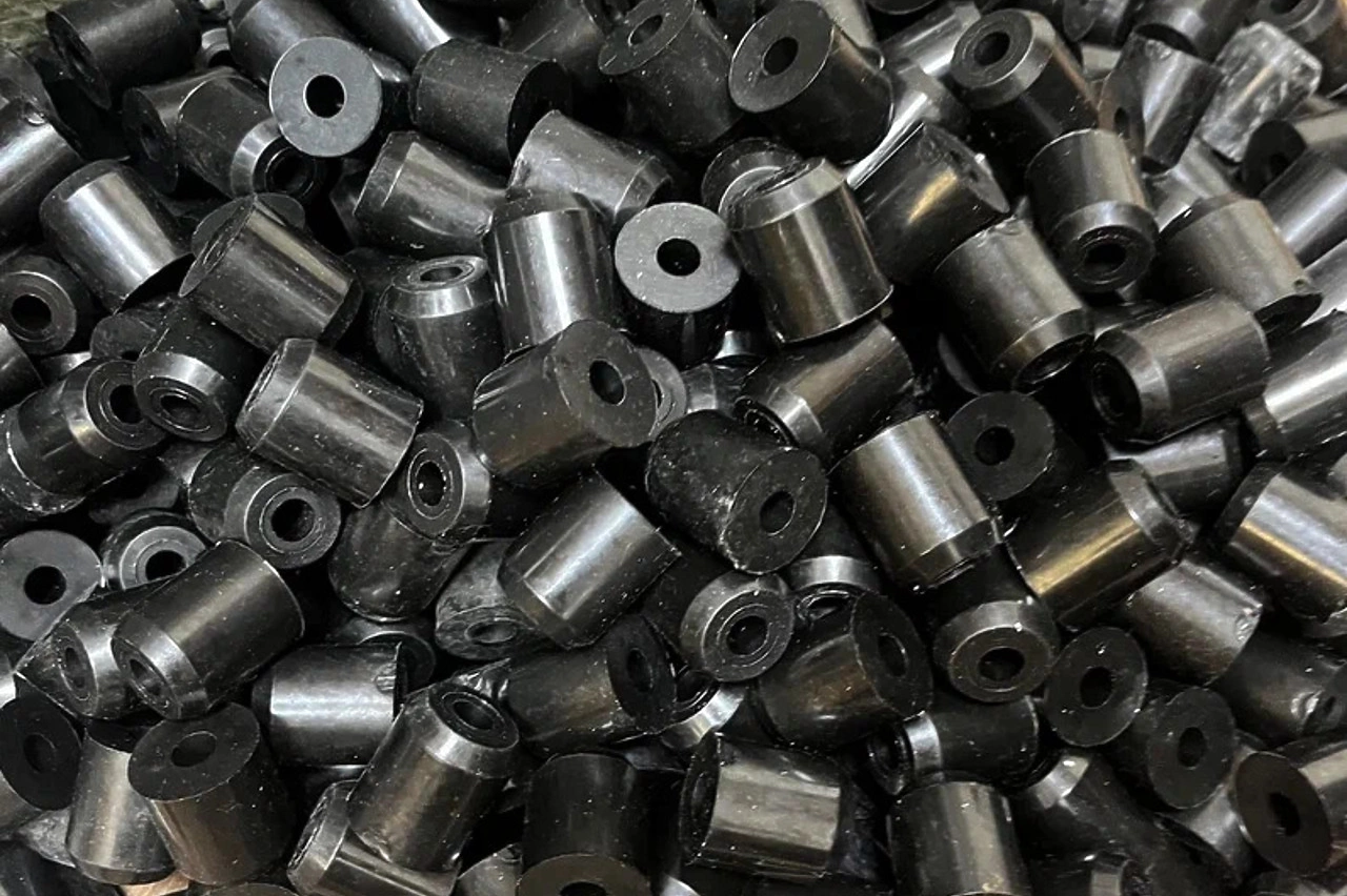 Гора запчастей для грузовых вагонов «прилипла» к рукам железнодорожника в Свердловской области. ФОТО