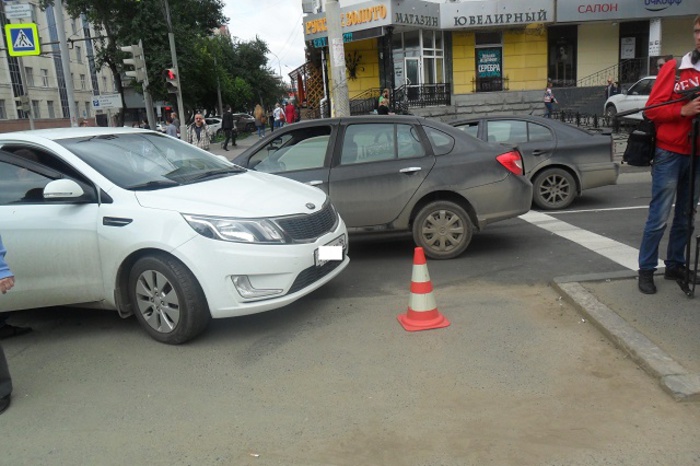 В Екатеринбурге иномарка сбила на остановке двух пешеходов