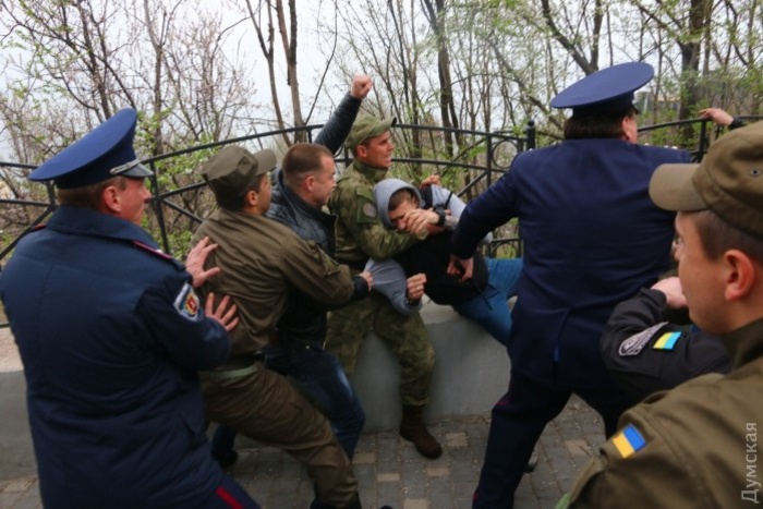 Украинские националисты устроили драку на Дне освобождения Одессы от фашистов