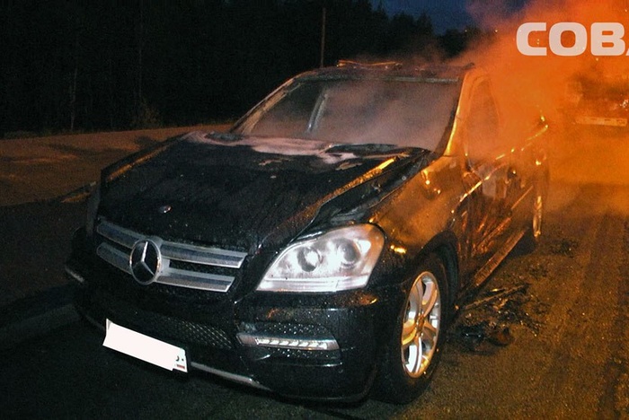 В Екатеринбург ночью сгорел элитный Mercedes