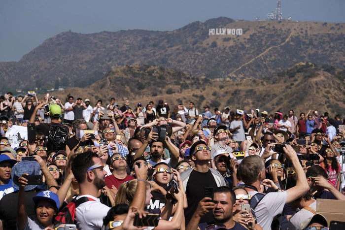 Миллионы американцев вышли посмотреть на «великое» солнечное затмение