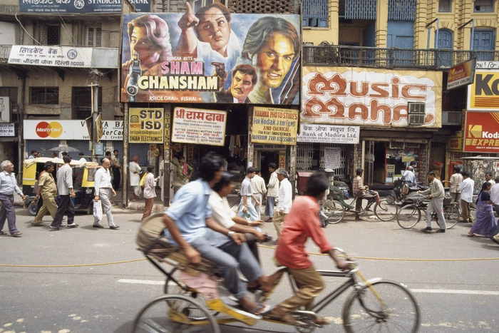 Пассажир самолета ласкал ногой шею актрисы