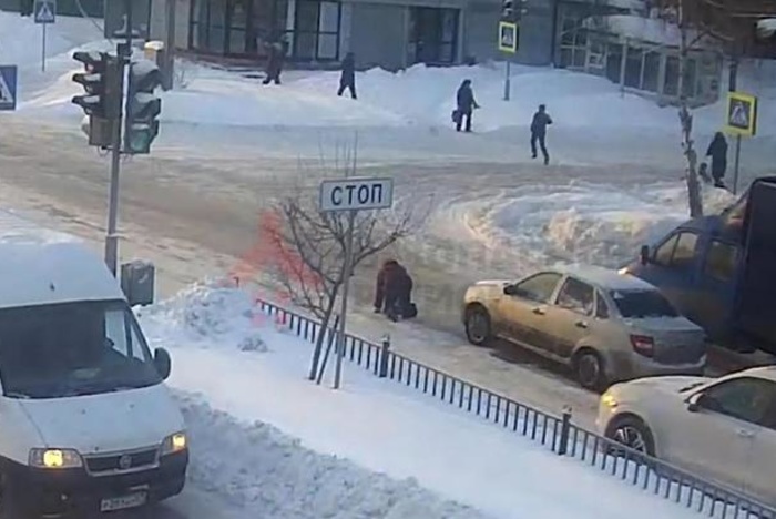 В Ярославле водитель переехал поскользнувшуюся на пешеходном переходе женщину