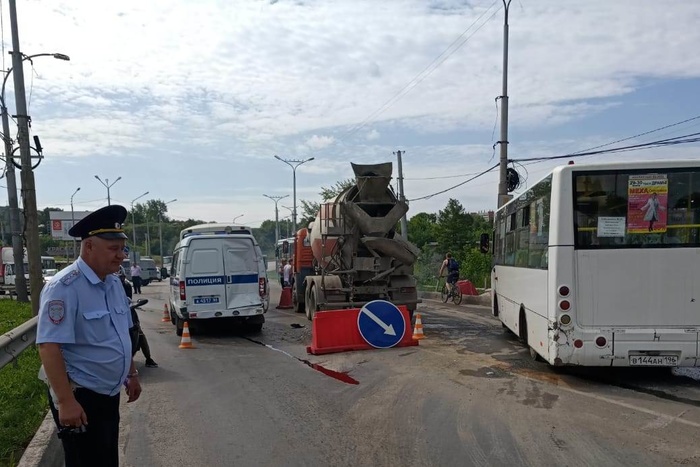 В Каменске-Уральском произошло ДТП с бетономешалкой, автобусом и машиной полиции