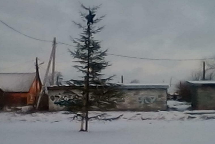 В Свердловской области местным жителям не понравилась новогодняя ёлка