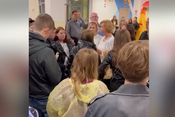 В Екатеринбурге родители устроили потасовку с охраной в школе 1 сентября