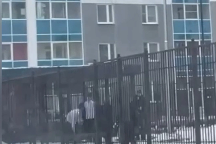 На Уралмаше в недавно отремонтированной школе учеников заставили переодеваться на улице