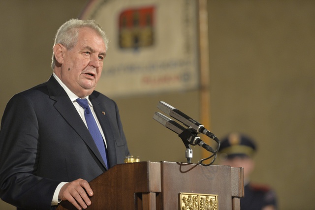 Президент Чехии осудил слова Яценюка о «советском вторжении»