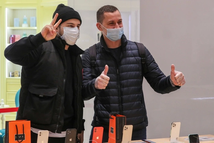 Акробатка продает за новый iPhone места крестных своего будущего ребенка