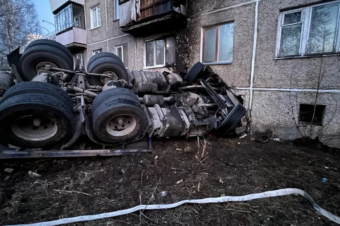На Урале грузовик врезался в жилой дом и загорелся