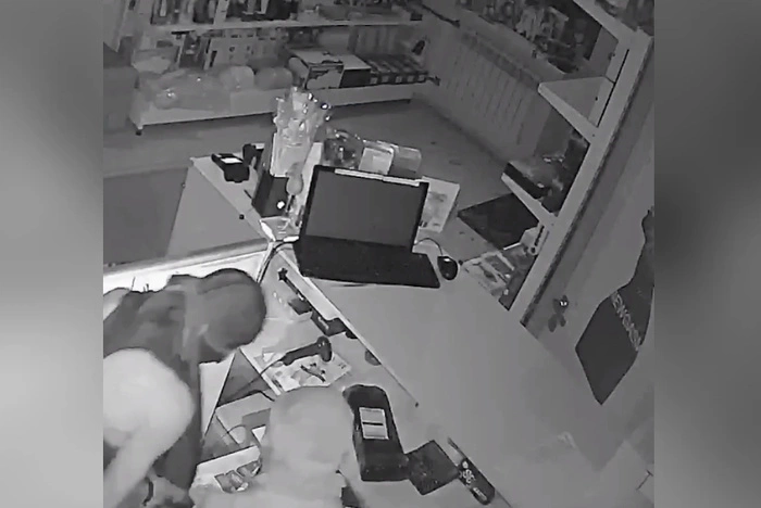 В Екатеринбурге подростки дерзко ограбили секс-шоп