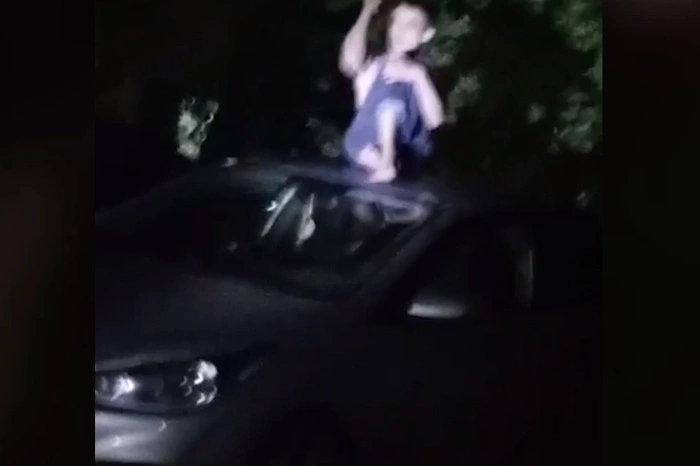 В Екатеринбурге неадекватный тип залез на чужую машину и колотил по ней ножом