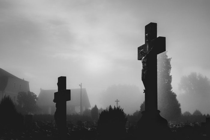 В уральском посёлке на кладбище пенсионерка покончила с собой