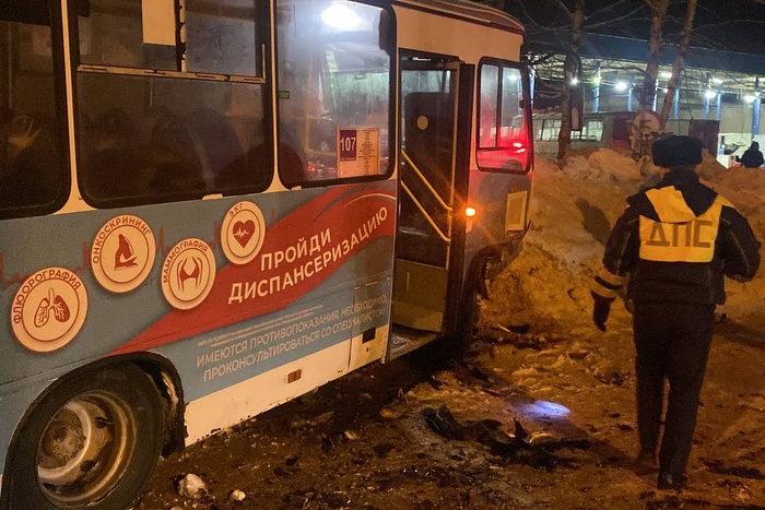 В Нижнем Тагиле пассажирский автобус врезался в легковушку