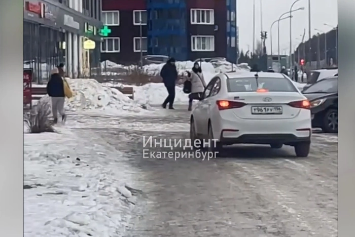 В Академическом объявился очередной автохам, который ездит рядом с пешеходами