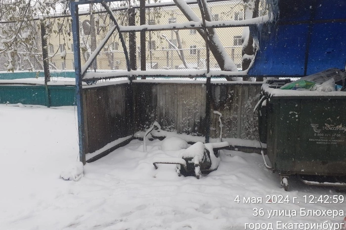 Екатеринбуржцы сожгли 40 контейнеров для мусора и сломали ещё 70 баков