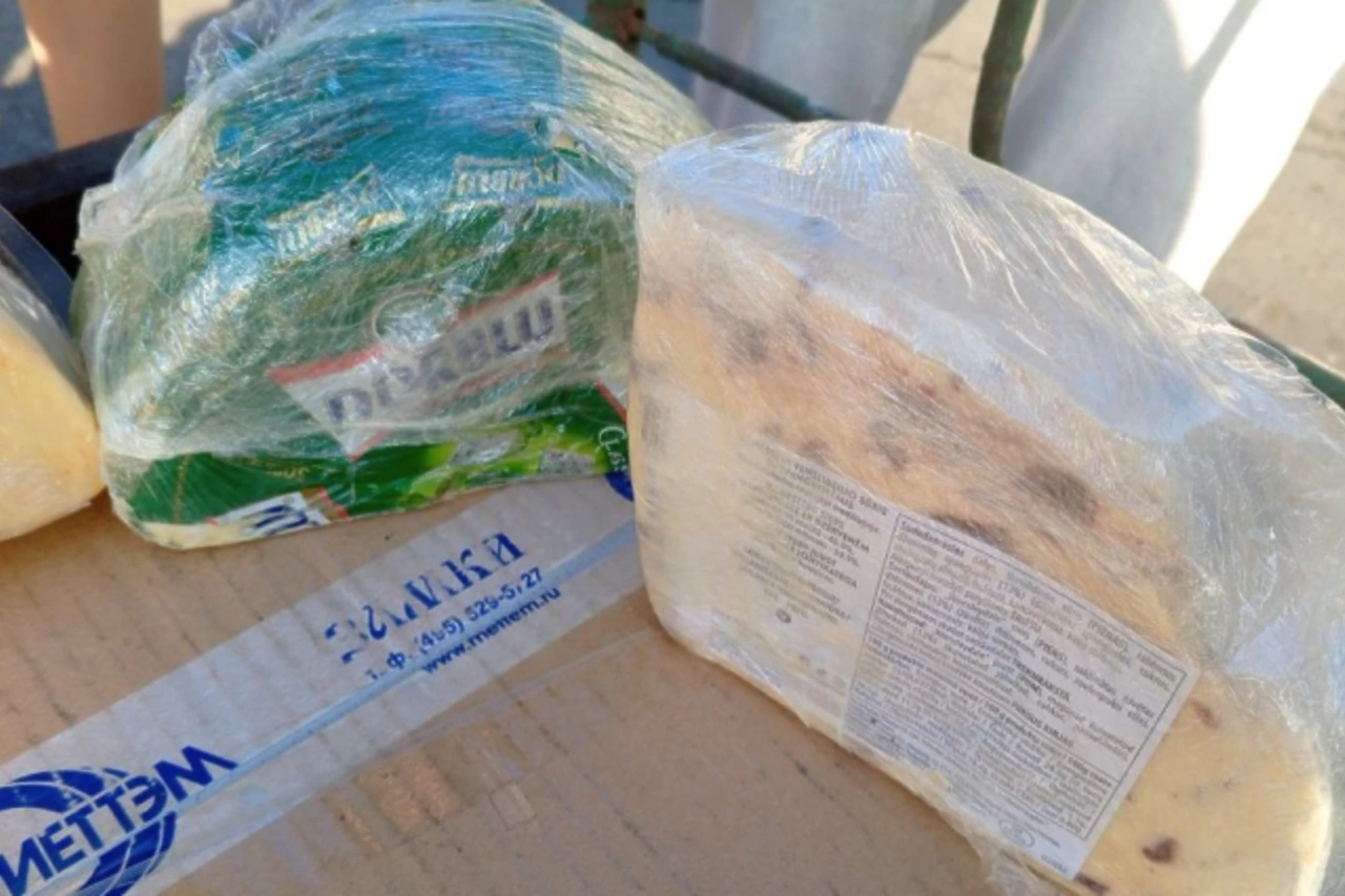 Партию изъятого у торговцев санкционного сыра из Европы сожгли на Урале (ФОТО)