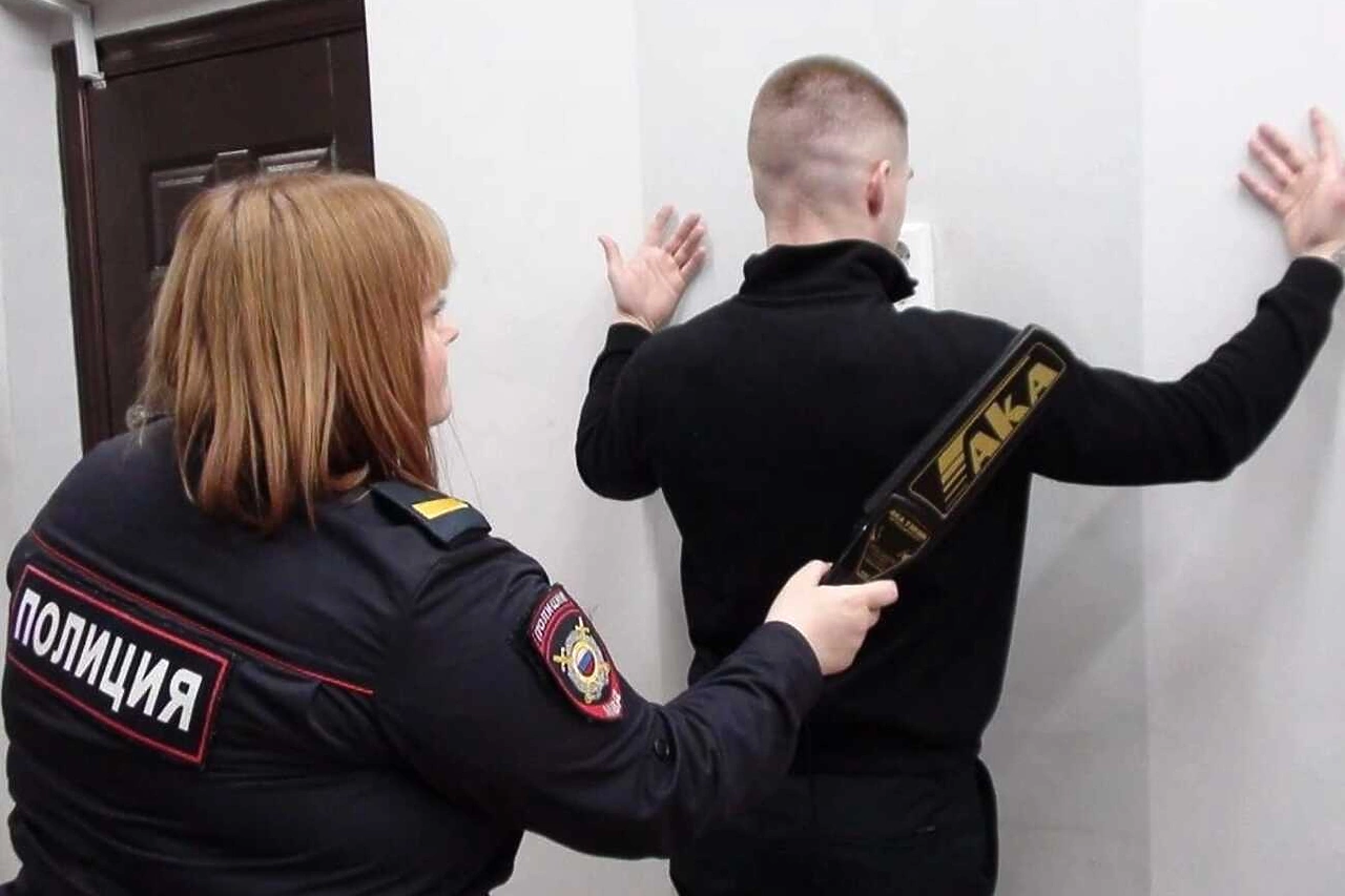 В Екатеринбурге задержали 22-летнего курьера мошенников, похитившего у школьного физрука 6 миллионов