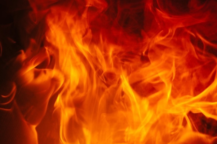 В Екатеринбурге из горящего дома эвакуировали 12 человек