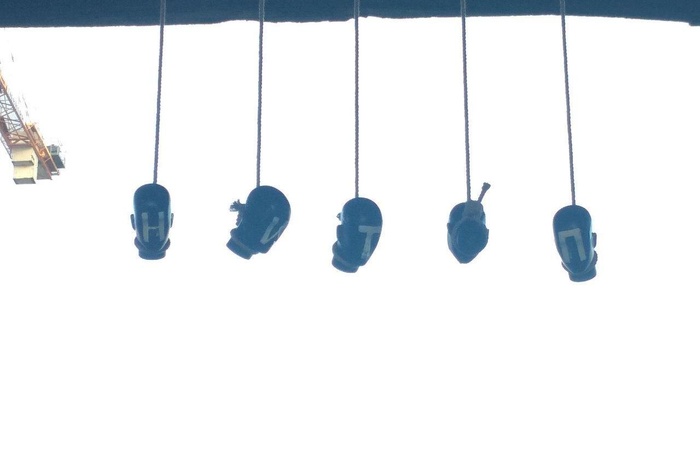В Екатеринбурге под Макаровским мостом подвесили головы манекенов с надписью «ПУТИН» — фото