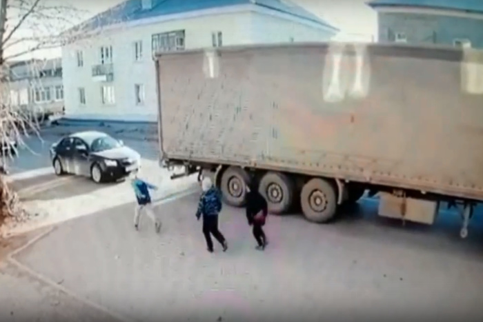 В Каменске-Уральском ребёнок попал под машину и повредил её — видео