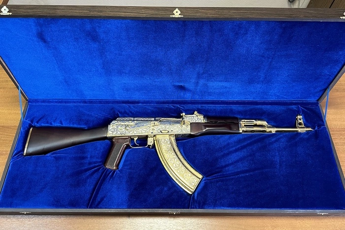 В Екатеринбурге задержали мужчину с золотым автоматом Калашникова