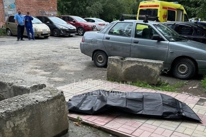 На Южном Автовокзале девушка выпала из окна и разбилась насмерть