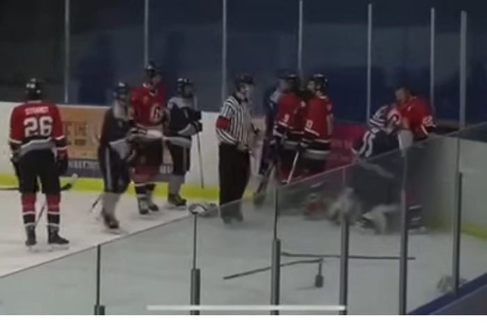 Канадский хоккеист-юниор едва не убил на корте соперника удушающим приемом