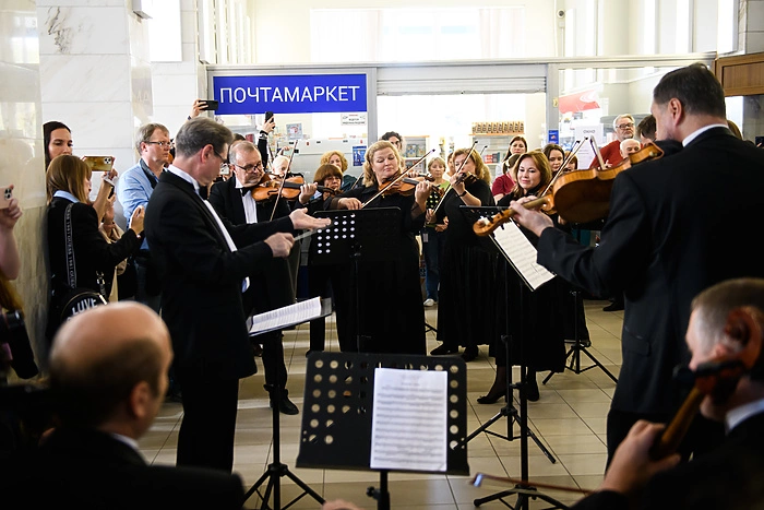 На Главпочтамт внезапно пришли музыканты и устроили большой концерт (ФОТО)