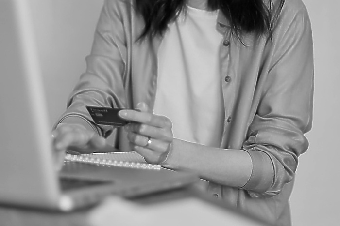 Уральцам блокируют карты за несуществующие долги за ЖКХ