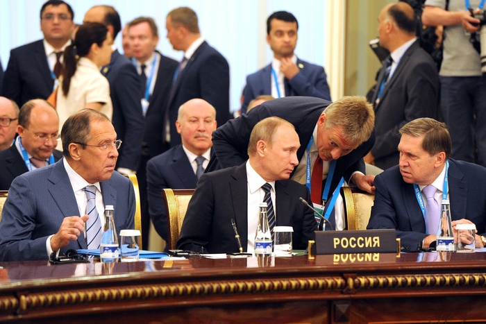 Песков объяснил отмену визита Путина в Париж