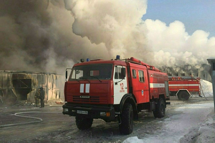 Цех по производству смолы горит под Сысертью, эвакуированы 50 человек