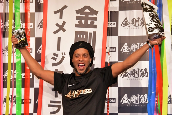 Роналдиньо собрался жениться сразу на двух женщинах