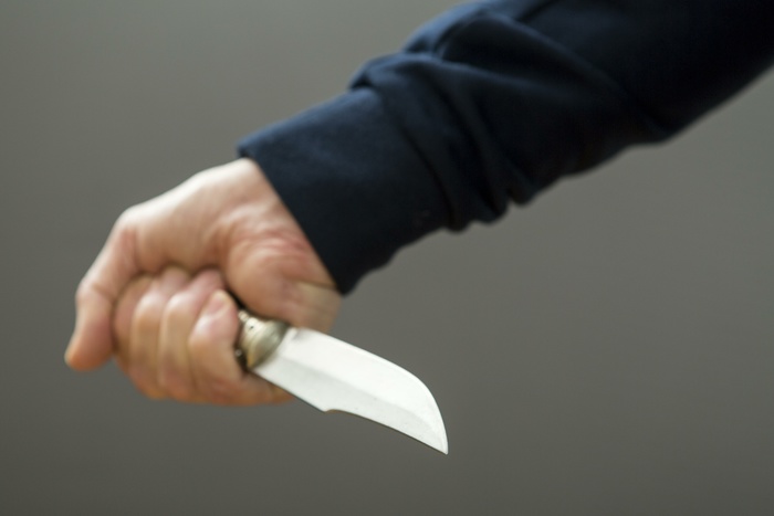 В Екатеринбурге неизвестные ударили школьника ножом и отобрали телефон