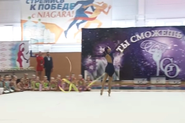 Ольга Глацких станцевала с лентой на детском турнире