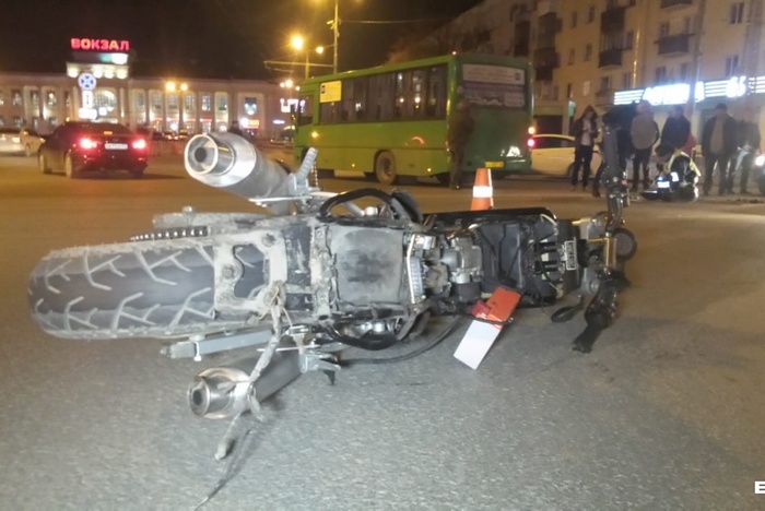 В центре Екатеринбурга мотоциклист впал в кому после ДТП