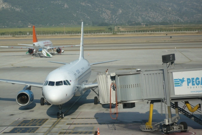 СМИ: Турция пока не будет возобновлять чартерное сообщение с Россией