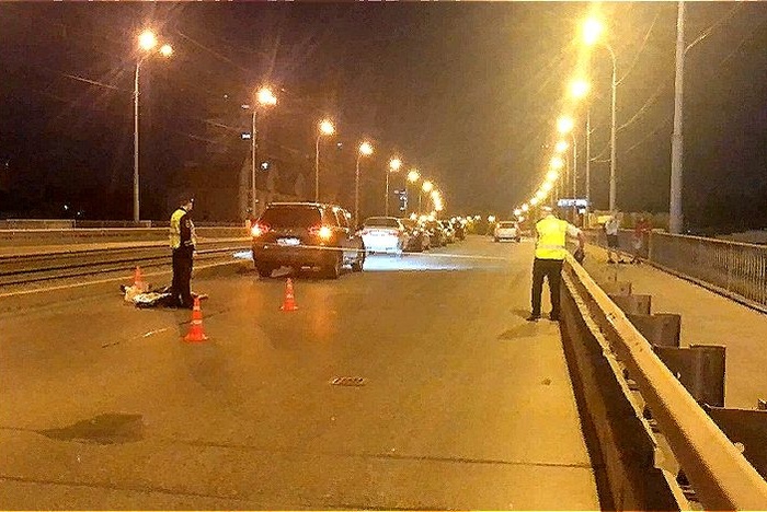 На Малышевском мосту под колесами автомобиля погиб пешеход